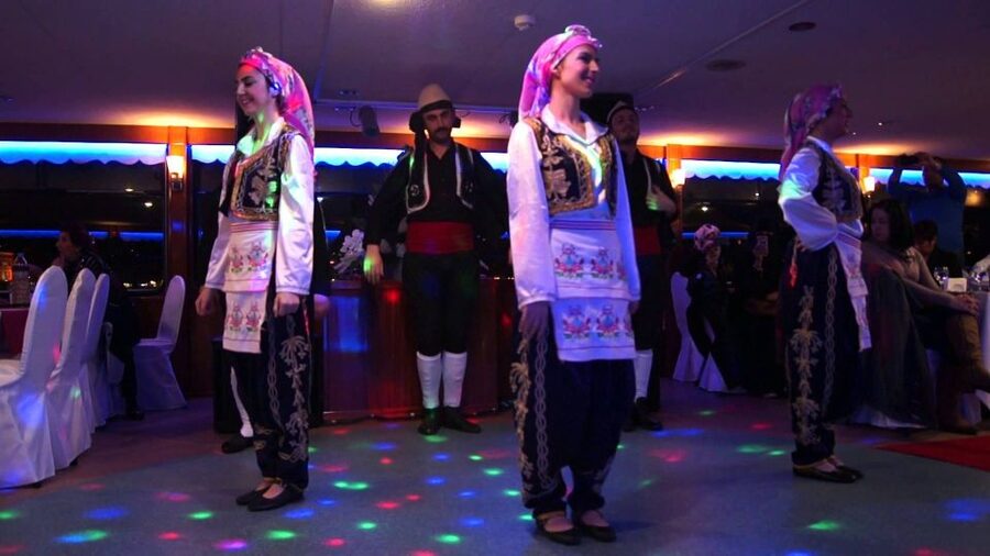 Bosphorus: Dinner Cruise with Live Performances Experience - What the atmosphere is like at the table