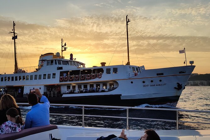 Budget Evening Cruise: Dinner, Live Shows & Party - The boat, group size, and comfort