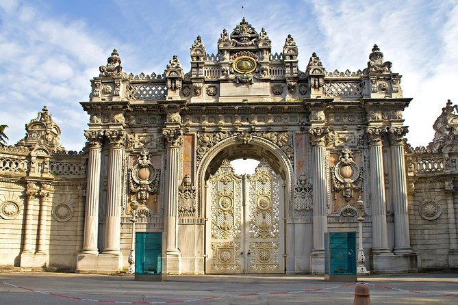 Dolmabahce Palace & Uskudar(Asian Side) Afternoon Tour - The Üsküdar fish market and the value of ordinary streets