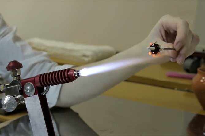 Glass Melting and Shaping with Flame with the Senior Glass Master - Why the private format affects the value