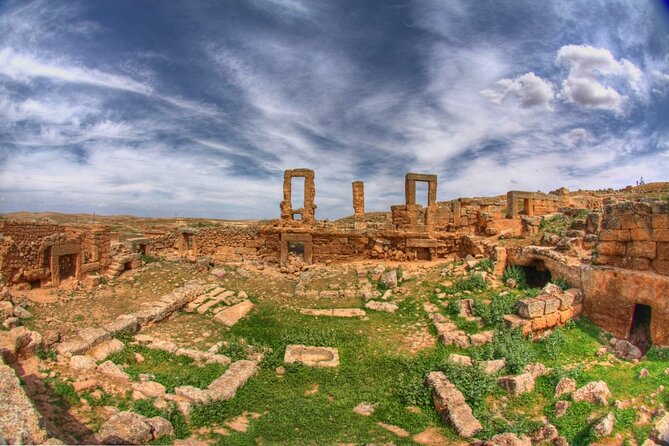 Göbekli Tepe & Şanlıurfa City Tour 2 Days 1 Night From Istanbul - Harran Castle and the old town beyond Şanlıurfa