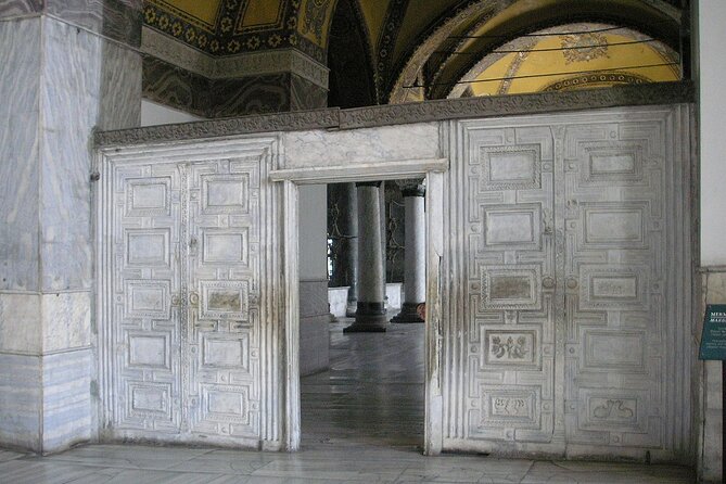Hagia Sophia Fast Track Online QR-Ticket with optional Tour - What happens at the Sultanahmet meeting point