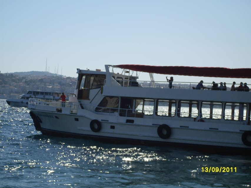 Istanbul: A short trip along the Bosphorus in the evening - Palaces and wooden villas along the European shore
