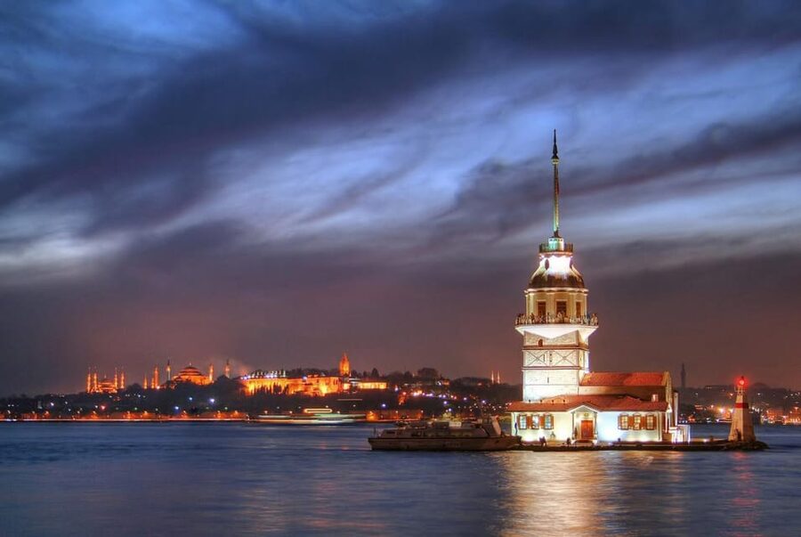 Istanbul: A short trip along the Bosphorus in the evening - Meeting in Sultanahmet and reaching the boat