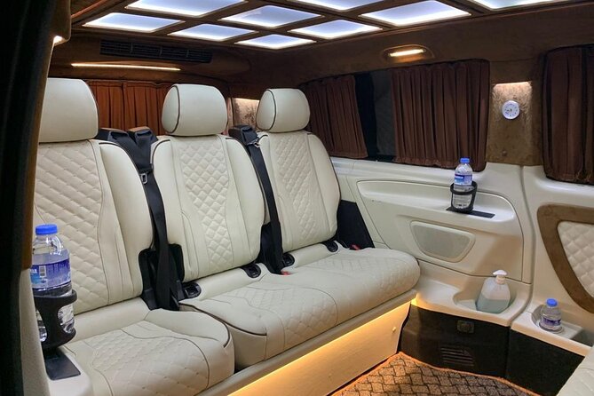 Istanbul Airport Private Transfer Services - Biivip Vip Transfer - Finding the airport staff after landing