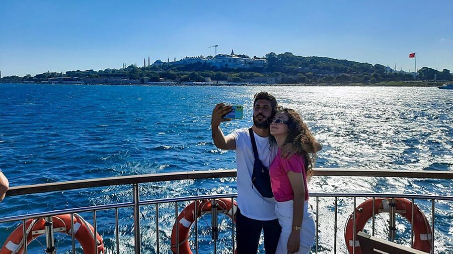 Istanbul: Asian Side Walking Tour with Ferry Ride - What the guide adds to the experience