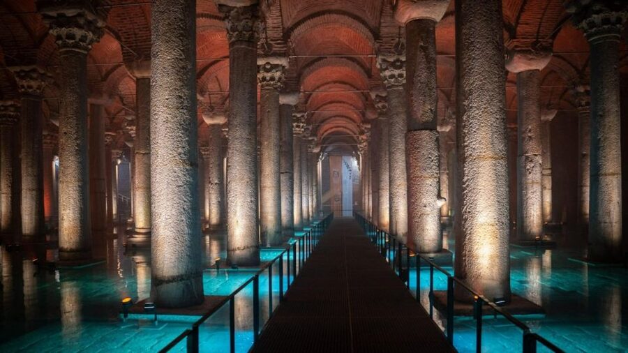 Istanbul: Basilica Cistern Skip-the-line Entry & Guided Tour - Meeting the guide across from Hagia Sophia