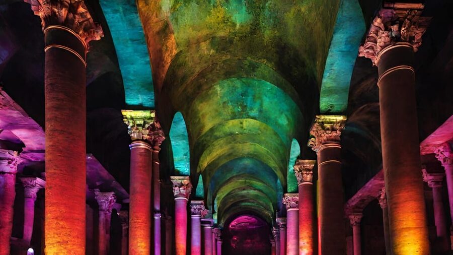 Istanbul: Basilica Cistern Tour, Discovering Medusa - What the guides add