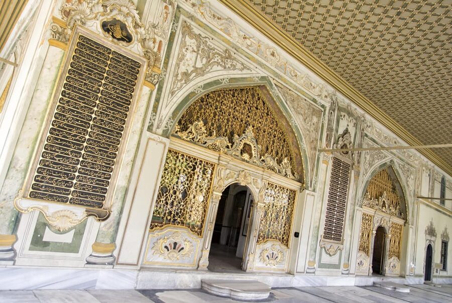 Istanbul: Best City Highlights Guided Tour with Tukish Lunch - Hagia Sophia, where two eras share one building