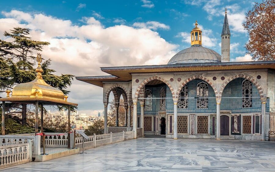 Istanbul: Blue Mosque, Hagia Sofia & Topkapi Palace Day Tour - Hagia Sophia and Istanbul’s changing identity