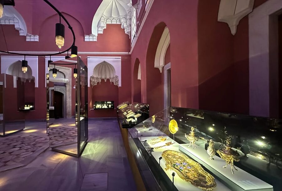 Istanbul: Blue Mosque, Hagia Sofia & Topkapi Palace Day Tour - Shopping and bargaining in the Grand Bazaar