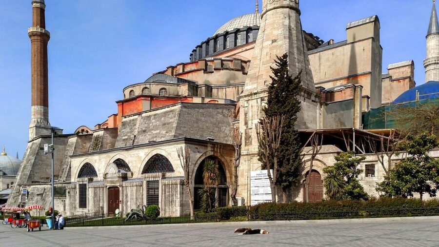 Istanbul: Blue Mosque & Hagia Sophia Guided Tour w/ Tickets - The short walk through the Hippodrome