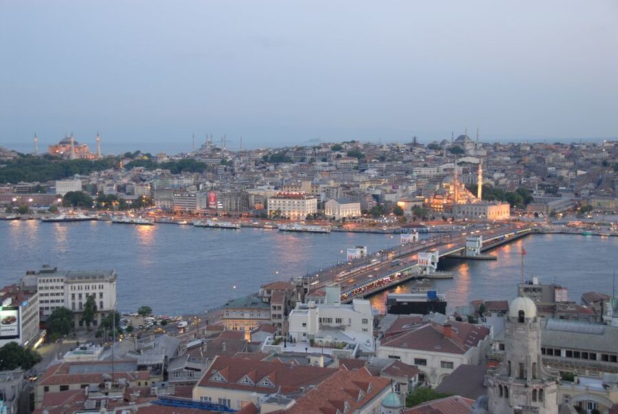 Istanbul: Bosphorus and Golden Horn Boat Tour - What the guide adds