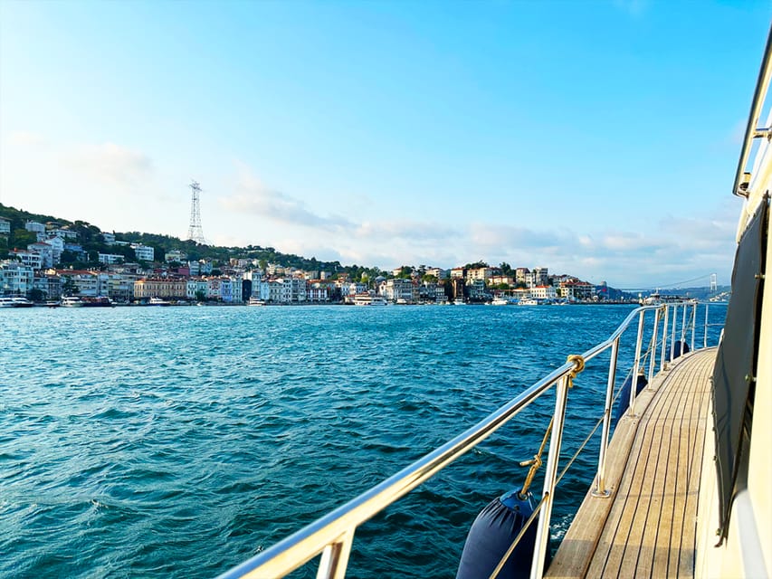 Istanbul: Bosphorus and Golden Horn Sunset Yacht Cruise - Small yacht promise versus actual boat conditions