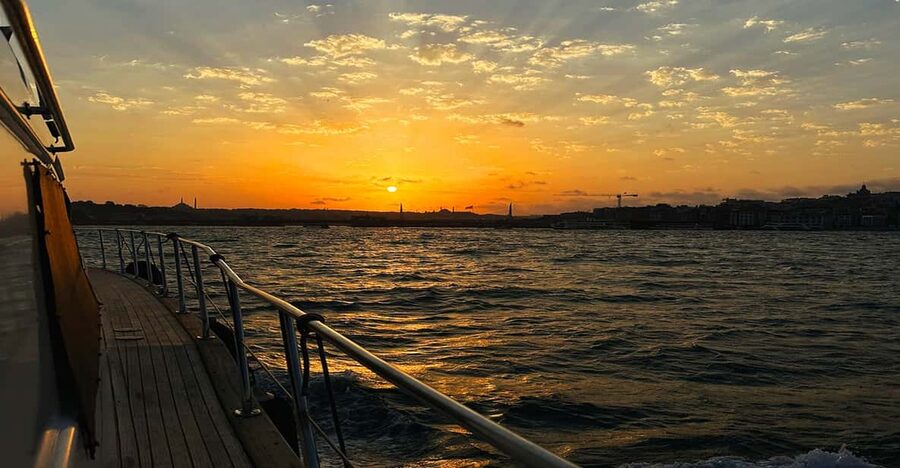 Istanbul: Bosphorus and Golden Horn Sunset Yacht Cruise - Why a sunset cruise works so well in Istanbul