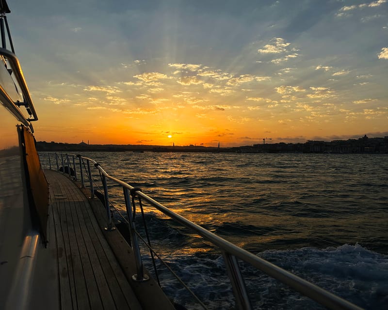 Istanbul: Bosphorus and Golden Horn Sunset Yacht Cruise - Maiden’s Tower and the return toward historic Istanbul