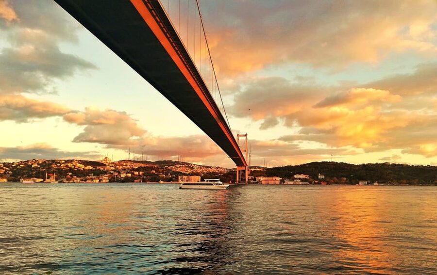 Istanbul: Bosphorus Boat Cruise - The 1,600-year-old city walls