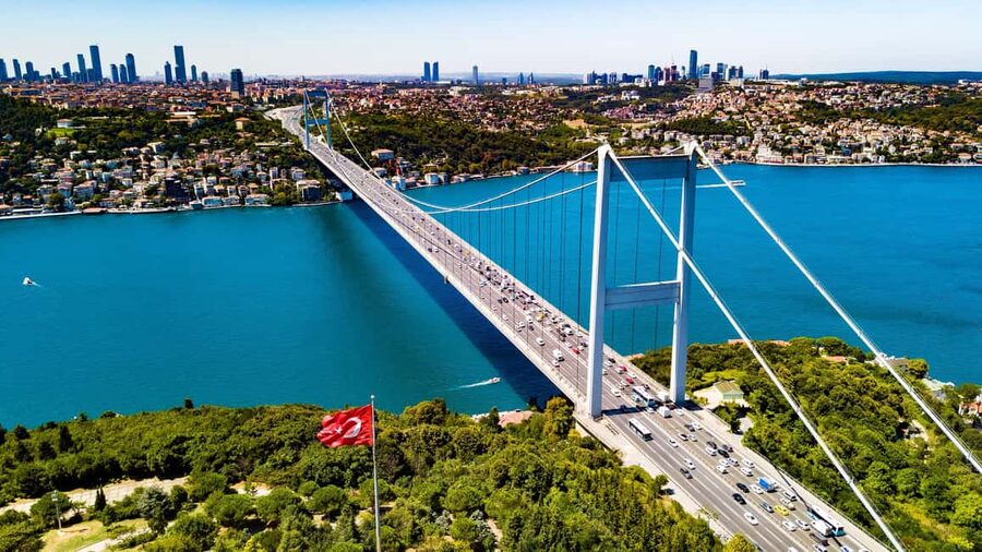 Istanbul: Bosphorus Cruise Morning or Sunset Boat Tour - The first views: Hagia Sophia and Topkapi Palace