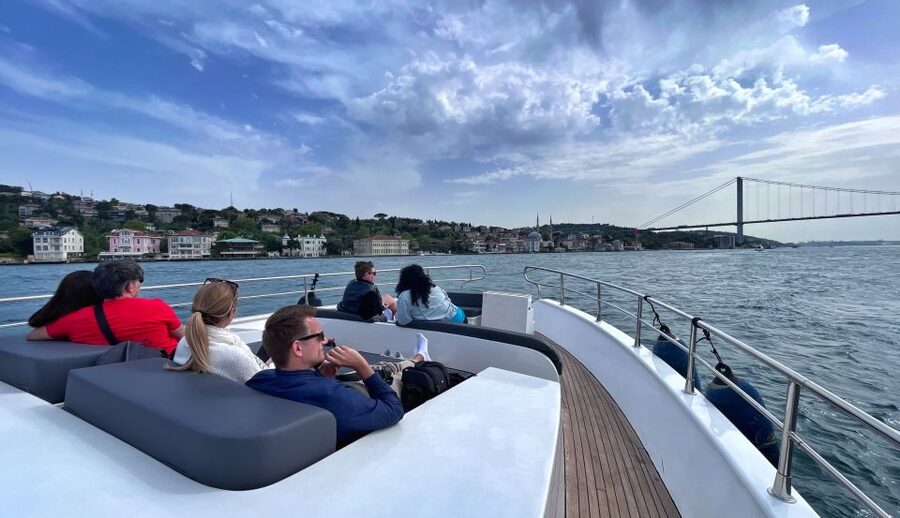 Istanbul: Bosphorus Cruise with Stopover on the Asian Side - Rumeli Fortress and the second bridge