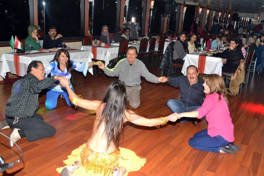 Istanbul: Bosphorus Dinner Cruise Incl. Drinks with Transfer - Dolmabahçe Palace and Çırağan Palace from the water