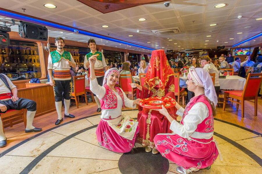 Istanbul: Bosphorus Dinner Cruise Incl. Drinks with Transfer - Anatolian Fortress and Beylerbeyi Palace