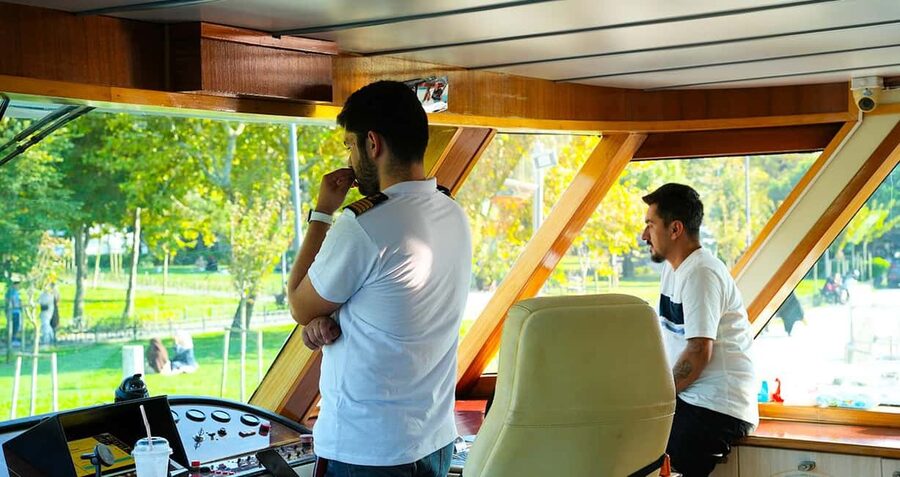 Istanbul: Bosphorus & Golden Horn Cruise Daytime or Sunset - Crowds, comfort, and access