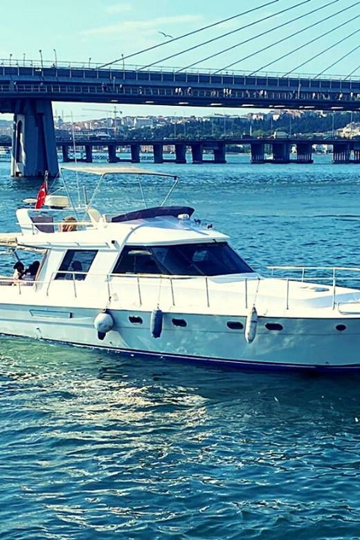 İstanbul: Bosphorus Private Yacht Cruise with Tea and Coffee - Key points at a glance