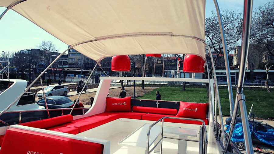 İstanbul: Bosphorus Private Yacht Cruise with Tea and Coffee - The Bosphorus Bridge and Ortaköy Mosque