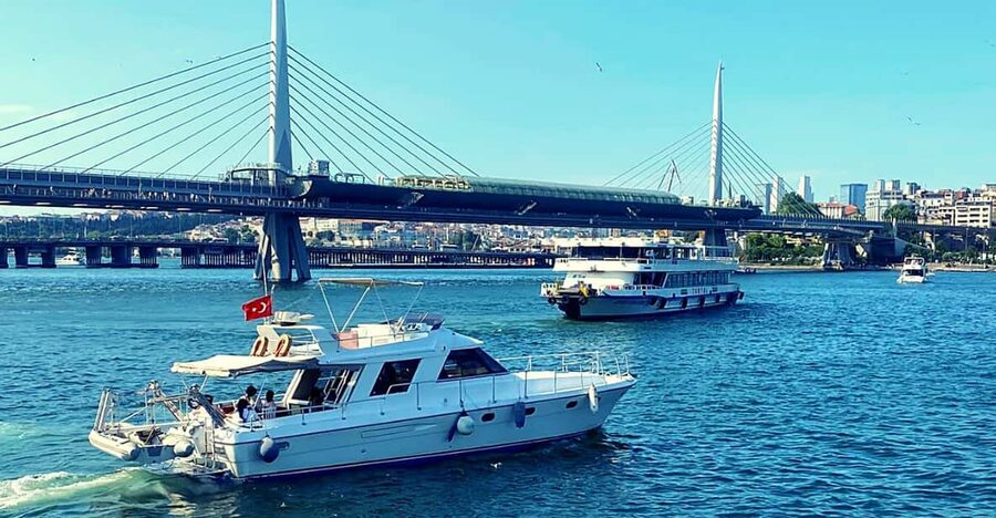 İstanbul: Bosphorus Private Yacht Cruise with Tea and Coffee - Meeting between the two bridges