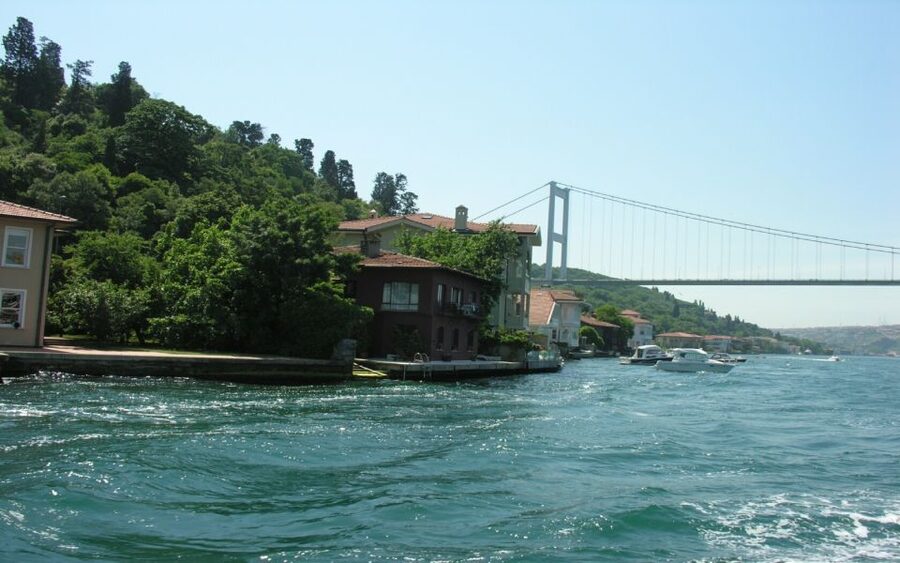 Istanbul: Bosphorus Sightseeing Boat Tour with Guide - Dolmabahce Palace and the European shore