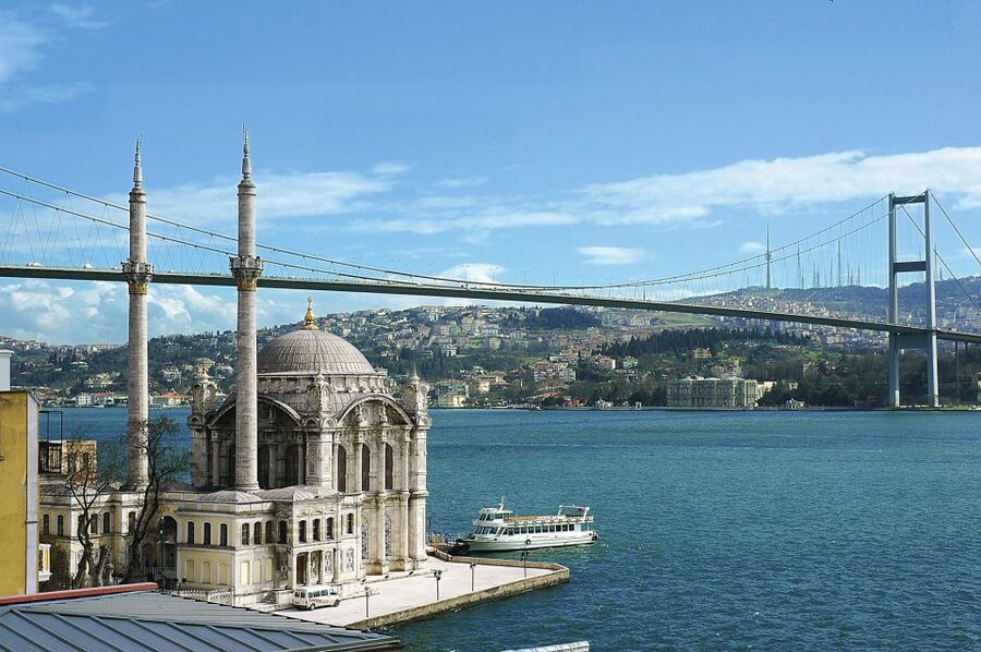 Istanbul: Bosphorus Sightseeing Boat Tour with Guide - Beylerbeyi Palace and the Asian side