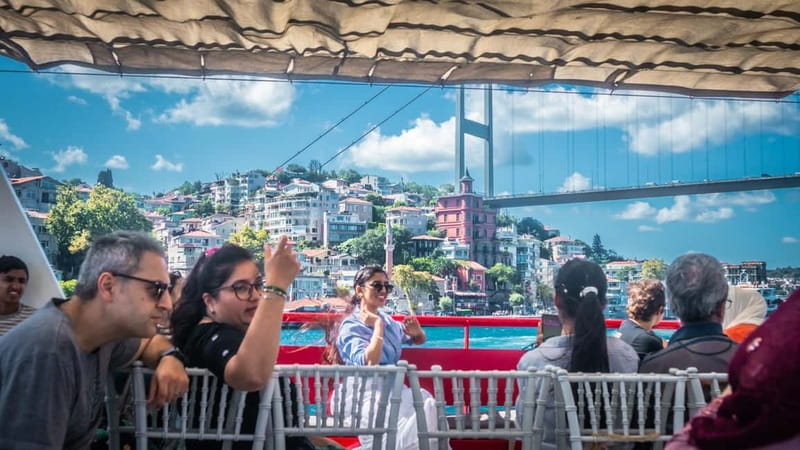 Istanbul: Bosphorus Sightseeing Cruise Tour with Audio Guide - The Asian side: Anadolu Hisarı and Küçüksu