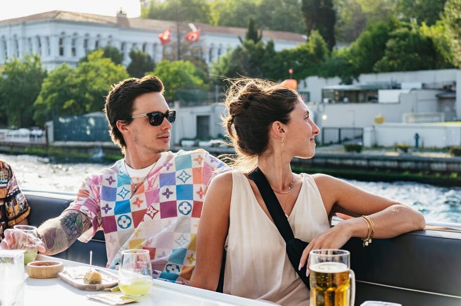 Istanbul: Bosphorus Sunset Cruise on a Luxury Yacht - Rumeli Fortress and Fatih Sultan Mehmet Bridge