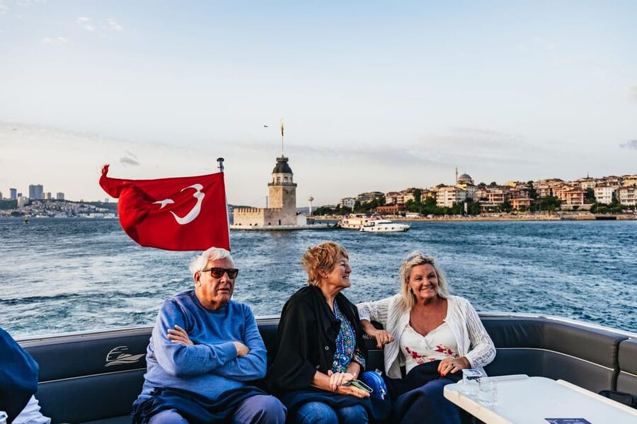 Istanbul: Bosphorus Sunset Cruise on a Luxury Yacht - Beylerbeyi Palace, Uskudar, and Maiden’s Tower