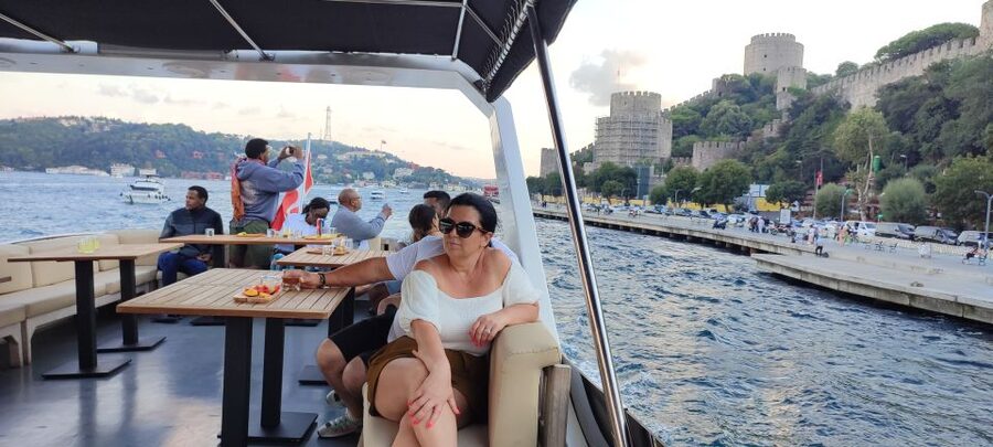 Istanbul: Bosphorus Sunset Cruise on Yacht with Live Guide - Food, drinks, and the onboard atmosphere