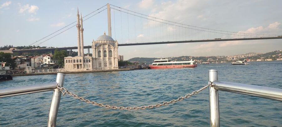Istanbul: Bosphorus Sunset Cruise on Yacht with Live Guide - The Asian shore: Anatolian Fortress and Küçüksu Palace