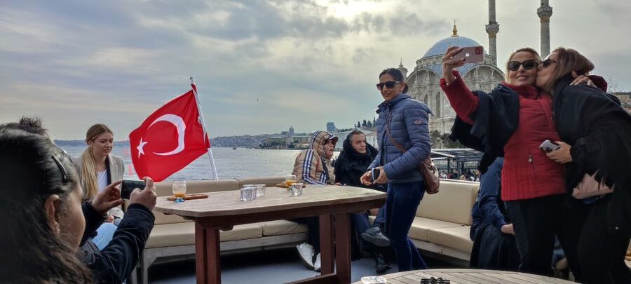 Istanbul: Bosphorus Sunset Cruise on Yacht with Live Guide - Maiden’s Tower at the golden hour