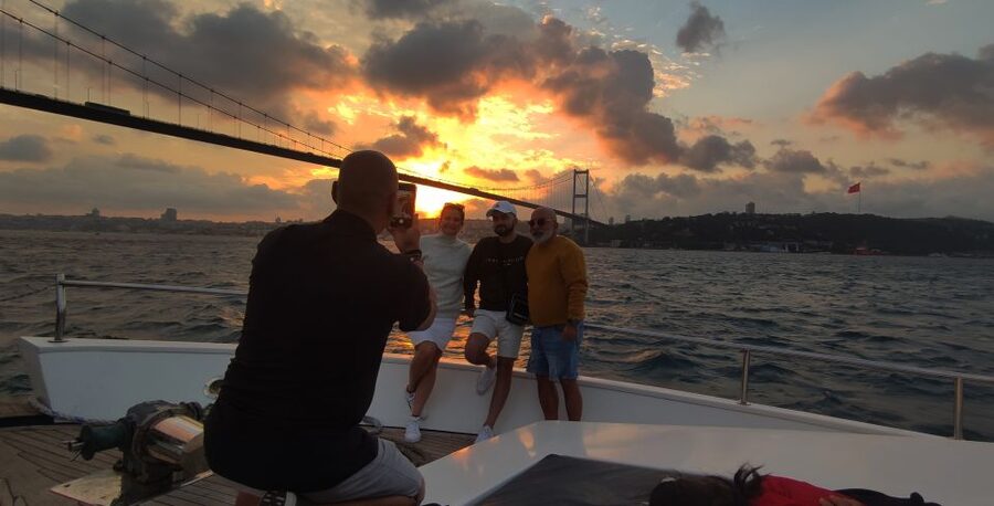 Istanbul: Bosphorus Sunset Cruise with Snacks and Wine - Why the Bosphorus is the right place for a sunset cruise