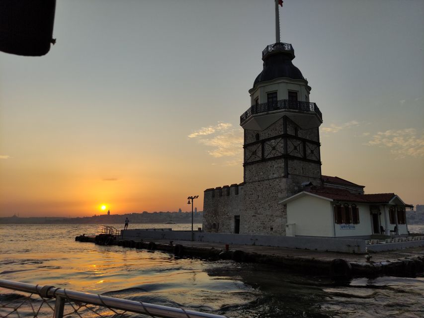 Istanbul: Bosphorus Sunset Cruise with Snacks and Wine - Küçüksu Palace and the return toward the city