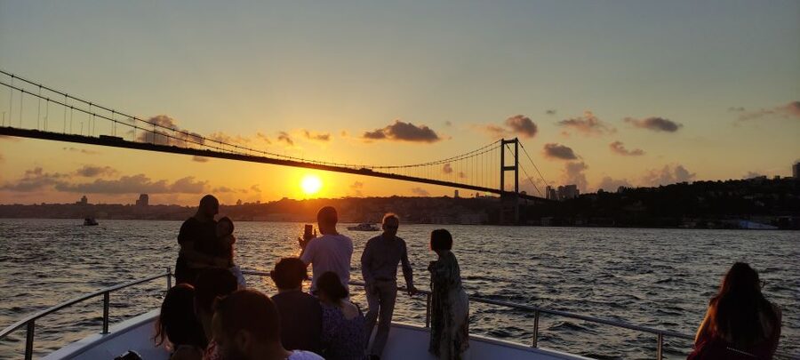 Istanbul: Bosphorus Sunset Cruise with Snacks and Wine - Maiden’s Tower and the last sunset views