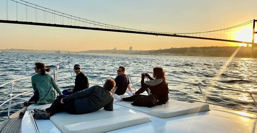 Istanbul: Bosphorus Yacht Cruise at Sunset with Snacks - Choosing between the indoor and outdoor decks