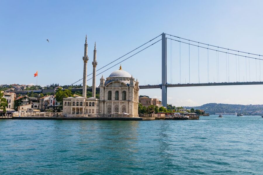 Istanbul: Bosphorus Yacht Cruise with Stopover on Asian Side - The return route: fortresses, palaces, and the old city skyline