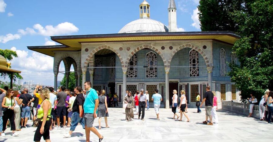 Istanbul City Walk: Blue Mosque, Old Town & Hippodrome - Crossing Sultanahmet Square
