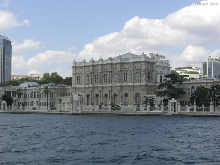 Istanbul: Dolmabahçe Palace and Uskudar Guided Tour - Crossing the Bosphorus to Üsküdar