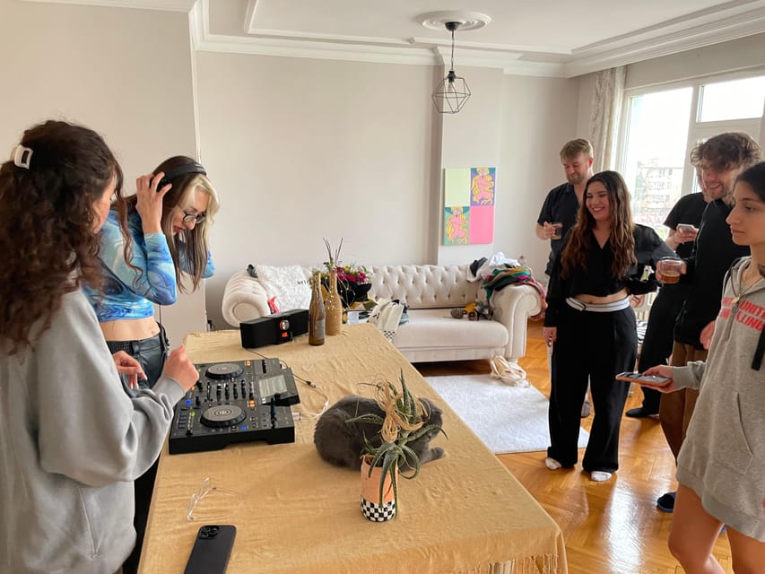 Istanbul: Electronic Music Workshop & Culture From Local DJ - Meeting Melis in an Istanbul home