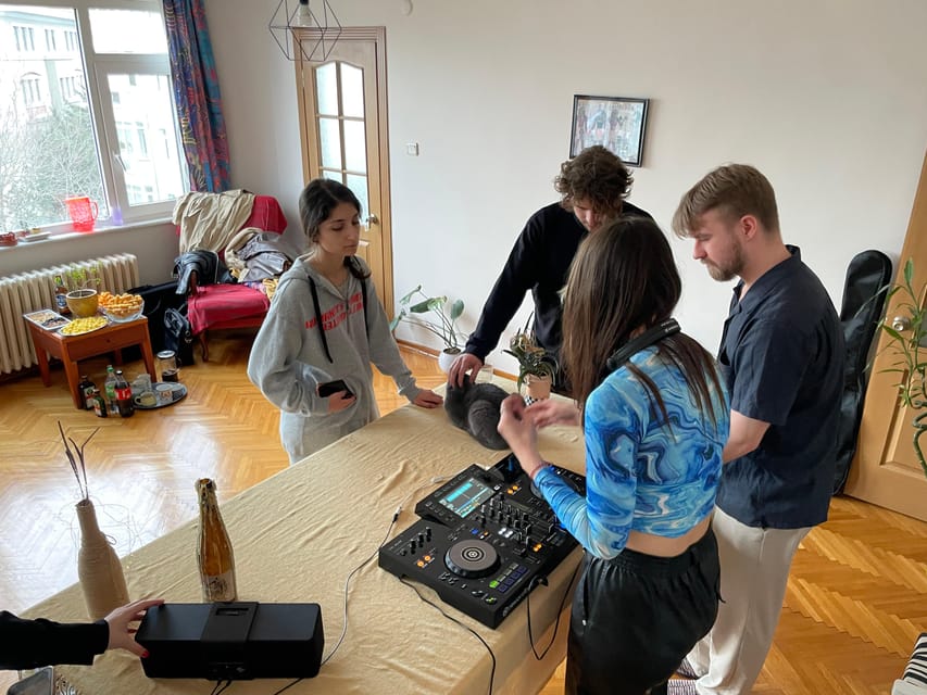 Istanbul: Electronic Music Workshop & Culture From Local DJ - Who will enjoy this most?