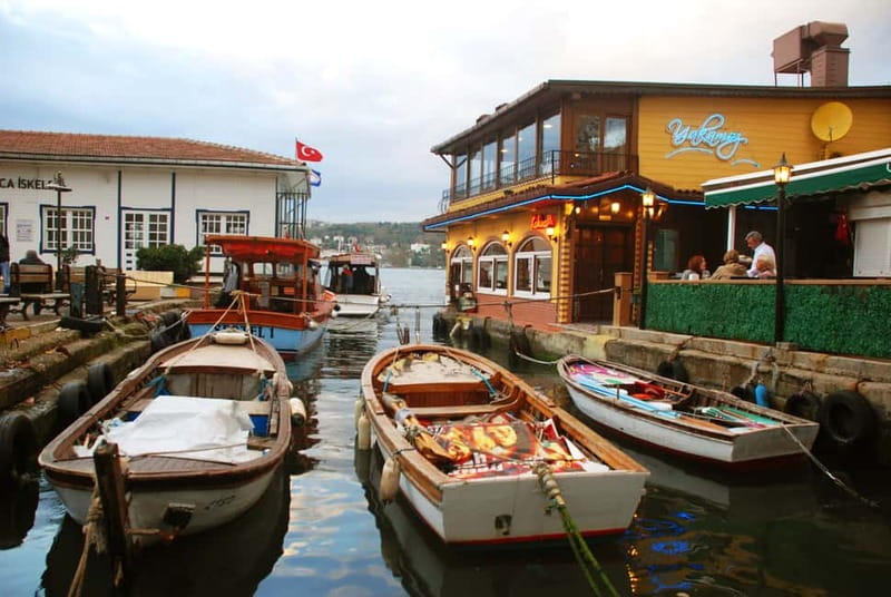 Istanbul: Explore Istanbul Asian Continent - Uskudar lunch at a traditional Turkish restaurant