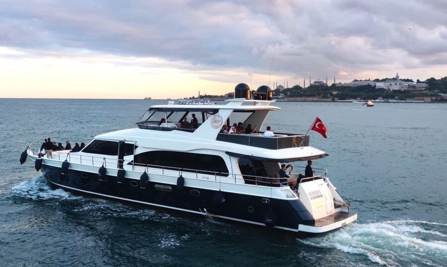 Istanbul: Guided Old City Tour and Bosphorus Sunset Cruise - The return past the Golden Horn and Galata