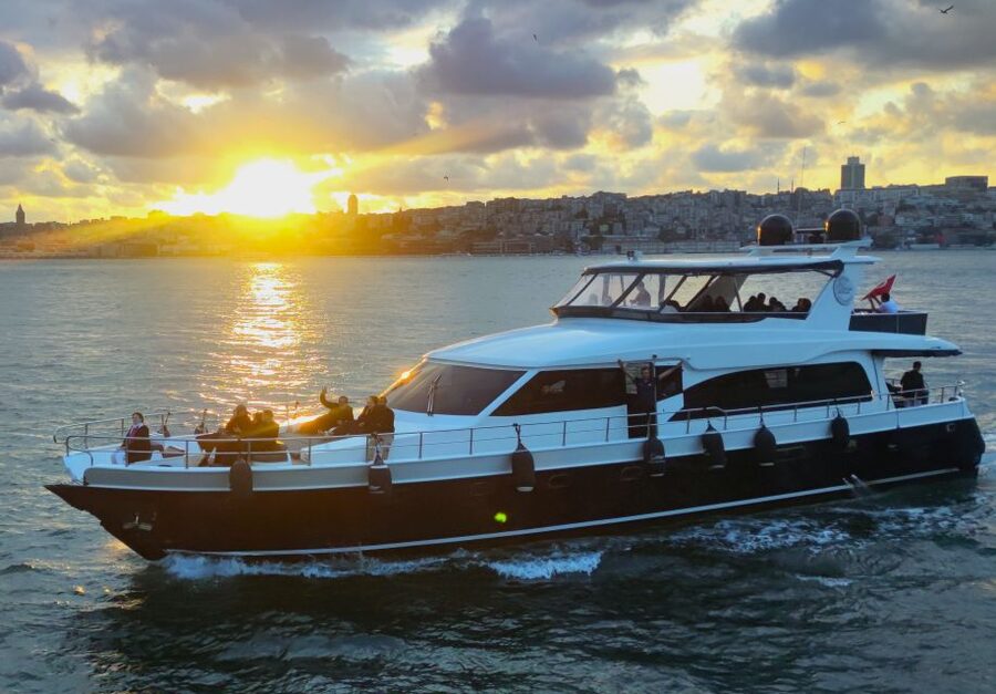 Istanbul: Guided Old City Tour and Bosphorus Sunset Cruise - Lunch at a seafront terrace