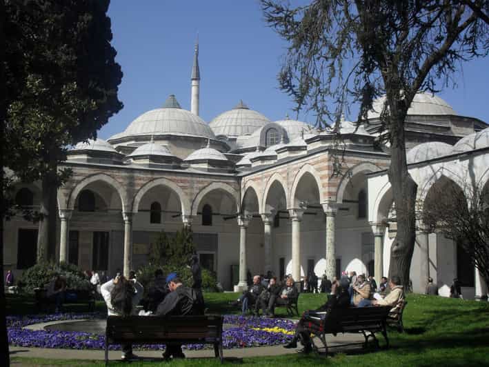 Istanbul: Half-Day Tour with Topkapi Palace - Guides, languages, and the private format